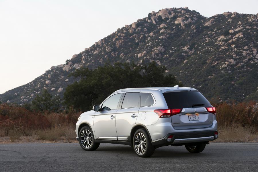  Mitsubishi Outlander GT 2016 года  (фото 9 из 56)